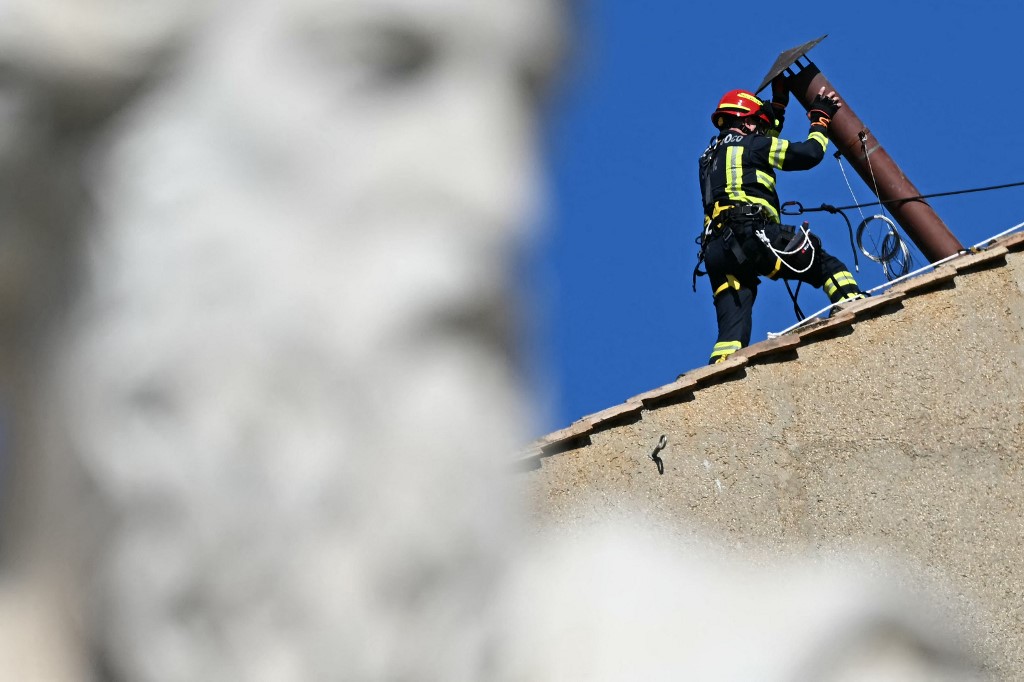 Πυρετώδεις εργασίες για την εκλογή του νέου Πάπα – Εγκαταστάθηκε η καμινάδα του Βατικανού