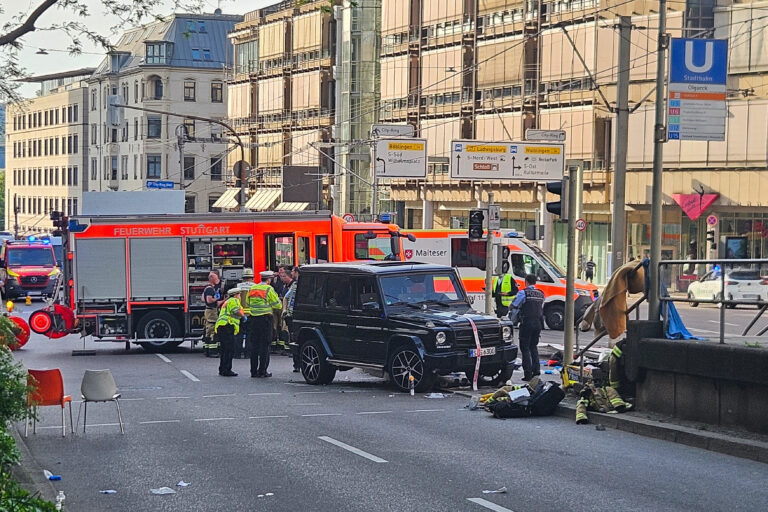 Στουτγκάρδη: Μία νεκρή και επτά τραυματίες από την πτώση αυτοκινήτου σε πλήθος