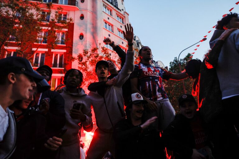Αυτοκίνητο έπεσε σε πλήθος στο Παρίσι: Στο νοσοκομείο τρεις φίλαθλοι – Σοκαριστικό βίντεο