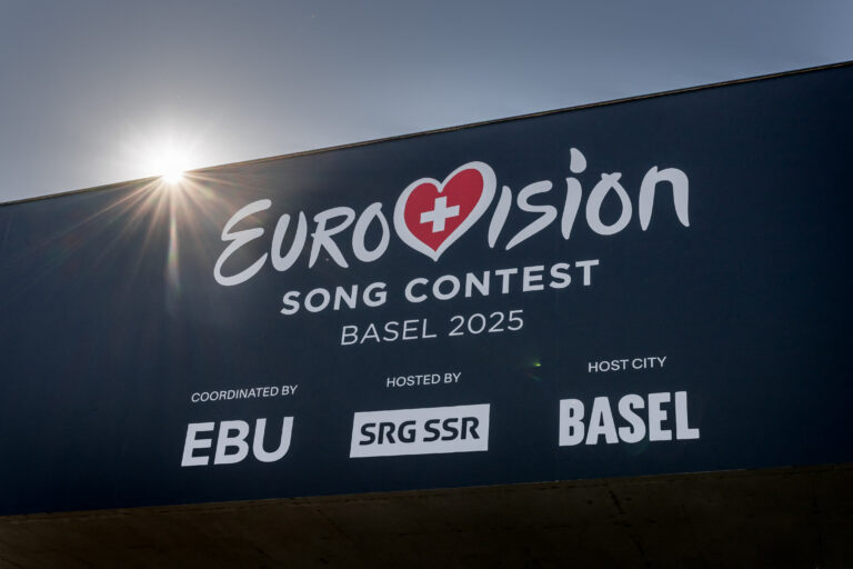 Eurovision 2025: Σε εξέλιξη η παρέλαση στο Τιρκουάζ Χαλί και η τελετή έναρξης – Το ημερολόγιο της μελωδικής εβδομάδας