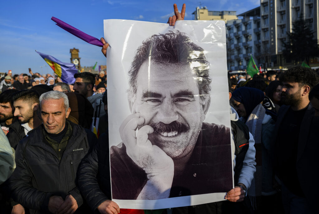 Το ΡΚΚ εγκαταλείπει τον ένοπλο αγώνα – Τι σηματοδοτεί για το Κουρδικό και την ειρήνευση στην ΝΑ Τουρκία