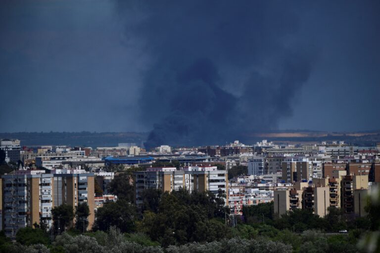 Πυρκαγιά σε αποθήκη φύλαξης χημικών προϊόντων κοντά στη Σεβίλλη – Σχεδόν 80.000 άνθρωποι κλήθηκαν να παραμείνουν στα σπίτια τους