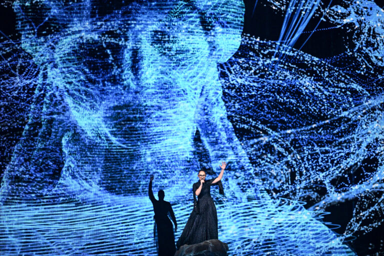 Eurovision: Τα highlights του 69ου διαγωνισμού μέσα από φωτογραφίες – Η «Καρυάτιδα» από φως της Klavdia που έκλεψε τις εντυπώσεις