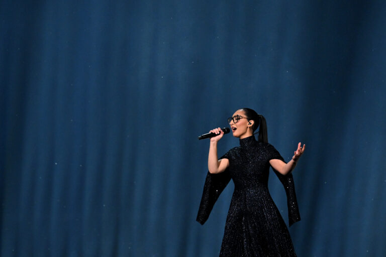 Eurovision 2025 – Βίντεο: Μάγεψε η εμφάνιση της Klavdia με την «Αστερομάτα» στον Β’ ημιτελικό
