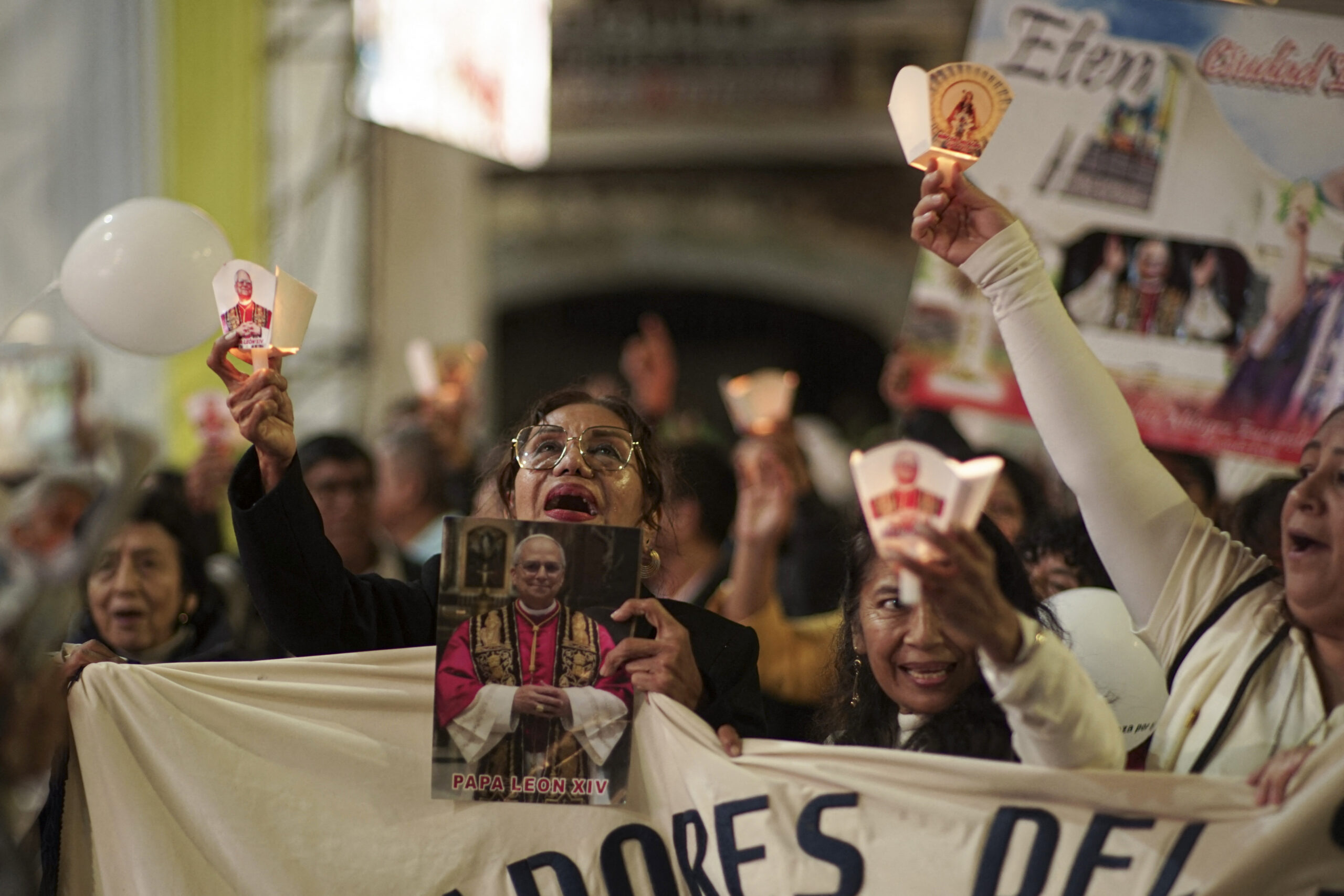PERU-VATICAN-RELIGION-POPE Χιλιάδες πιστοί συγκεντρώθηκαν στο Βατικανό για την ενθρόνιση του Πάπα Λέοντα του ΙΔ’ – Φωτορεπορτάζ
