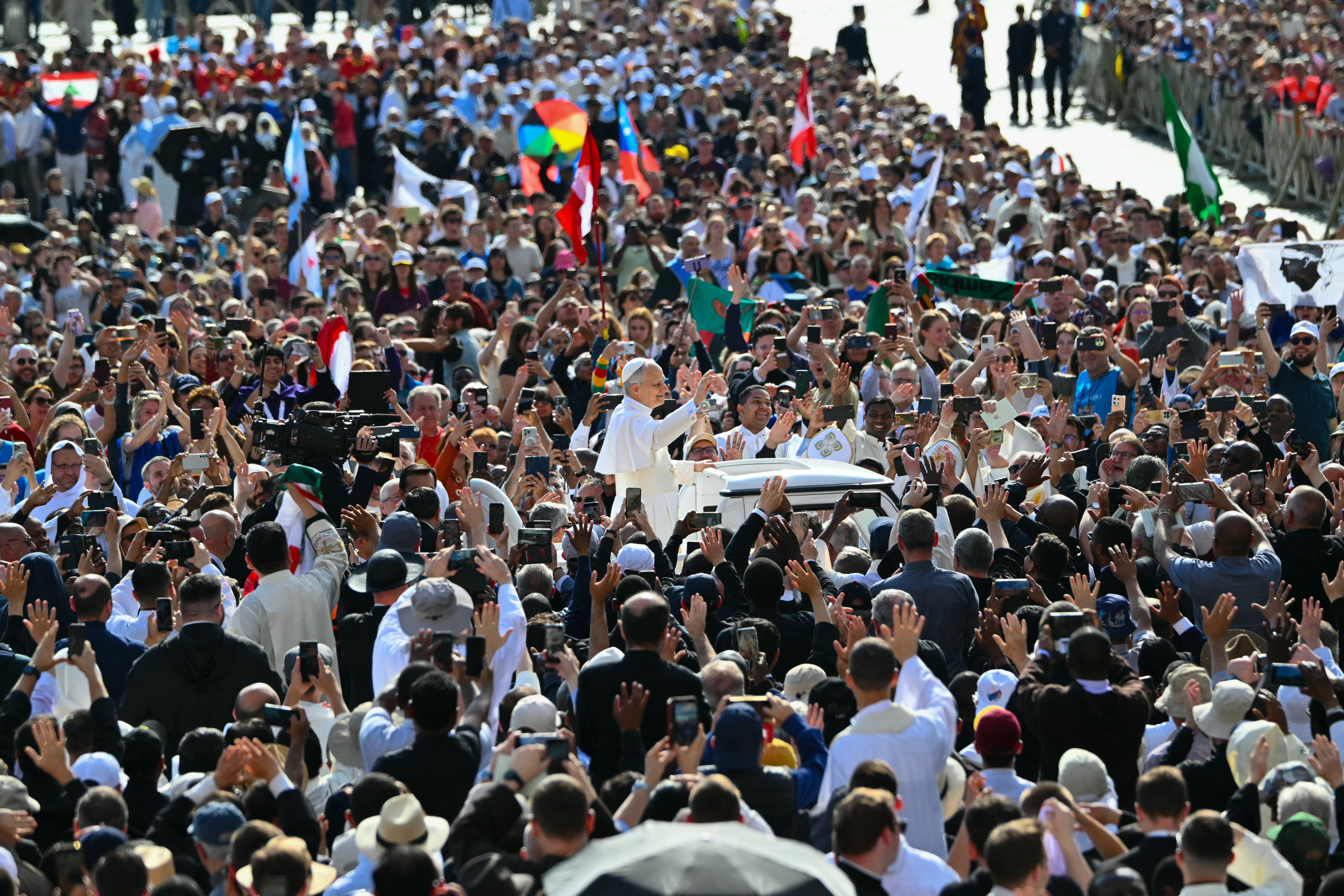 VATICAN-MASS-INAUGURATION-POPE Χιλιάδες πιστοί συγκεντρώθηκαν στο Βατικανό για την ενθρόνιση του Πάπα Λέοντα του ΙΔ’ – Φωτορεπορτάζ