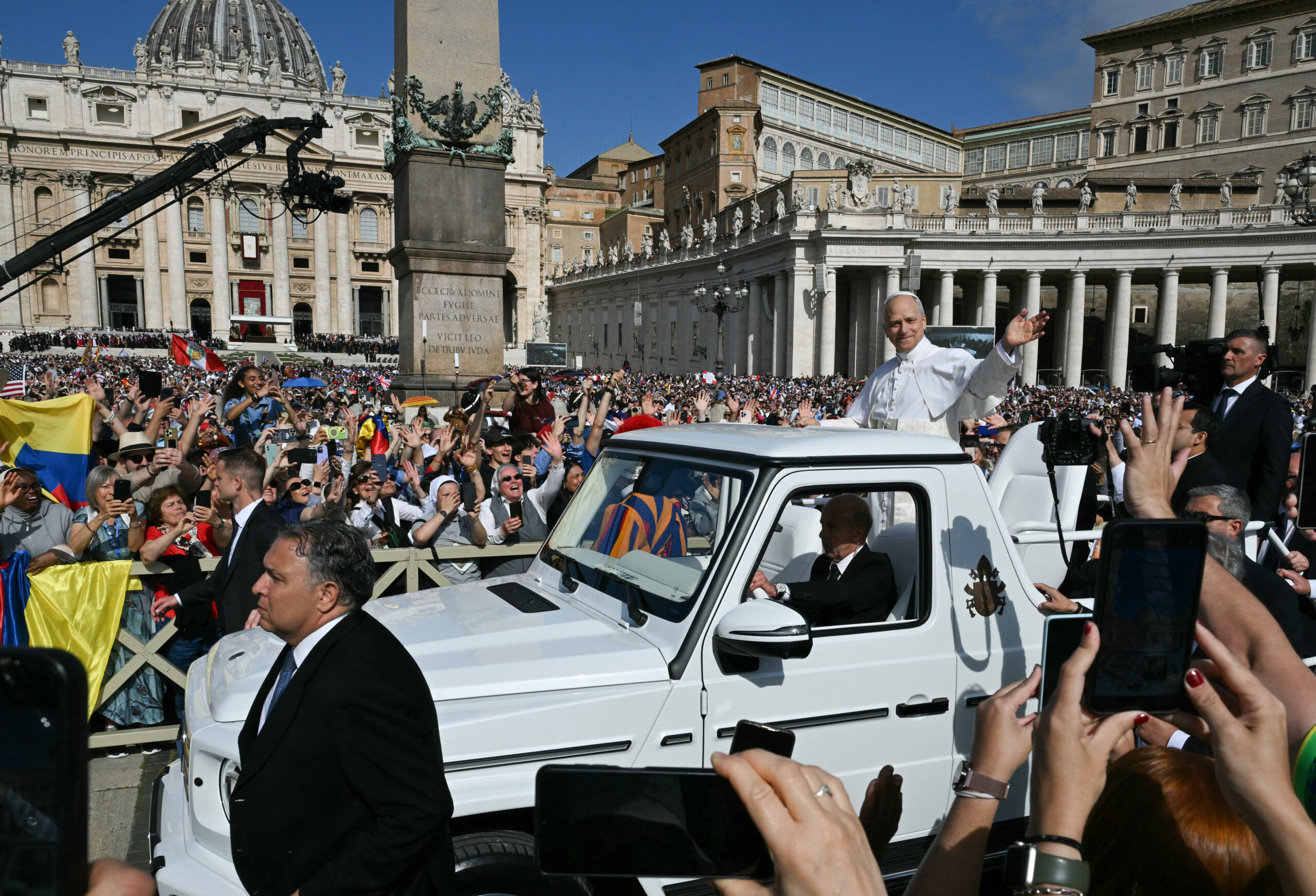 VATICAN-MASS-INAUGURATION-POPE Χιλιάδες πιστοί συγκεντρώθηκαν στο Βατικανό για την ενθρόνιση του Πάπα Λέοντα του ΙΔ’ – Φωτορεπορτάζ