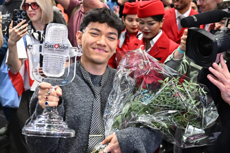 Eurovision: Η Βιέννη υποδέχθηκε με επευφημίες, μπαλόνια και συνθήματα τον νικητή JJ