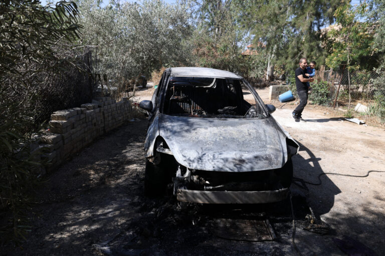 Δυτική Όχθη: Ισραηλινοί έποικοι πυρπόλησαν αυτοκίνητα και σπίτια Παλαιστινίων στο χωριό Μπρούκιν