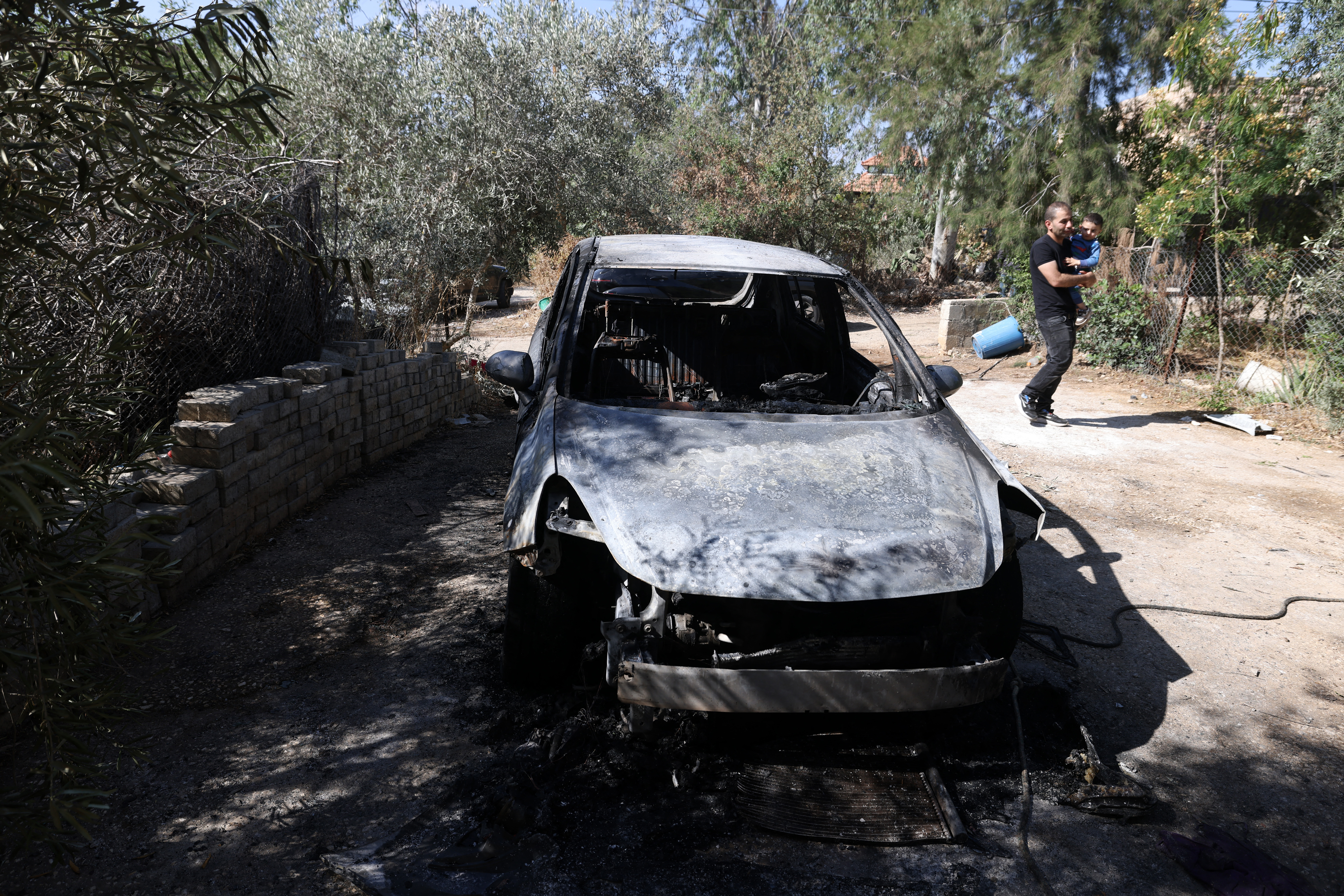 Δυτική Όχθη: Ισραηλινοί έποικοι πυρπόλησαν αυτοκίνητα και σπίτια Παλαιστινίων στο χωριό Μπρούκιν