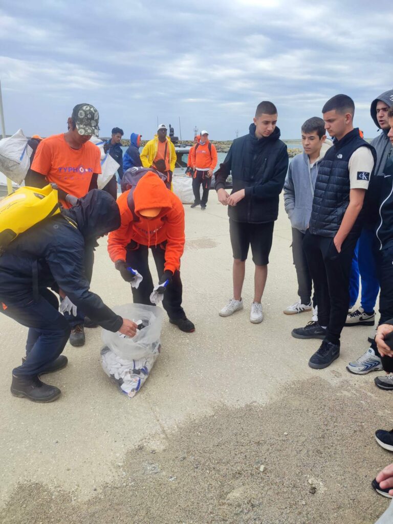 Καθάρισαν την ακτή της Πλάκας μαθητές του Γυμνασίου Μούδρου σε συνεργασία με το Ίδρυμα Λασκαρίδη