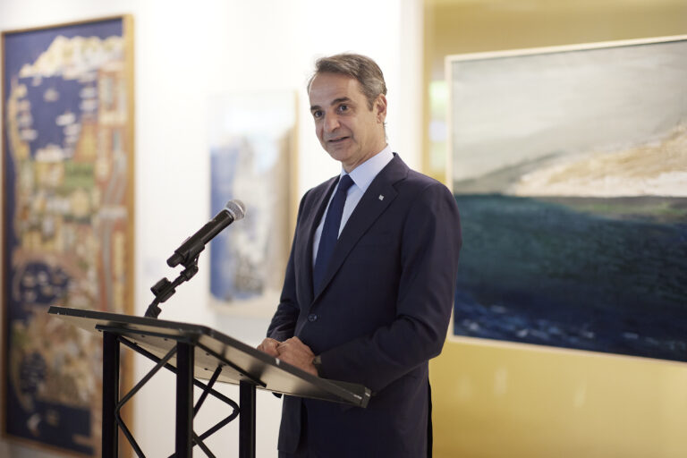 Στα εγκαίνια της έκθεσης ζωγραφικής «Θάλαττα» στην έδρα του ΟΗΕ ο Κυριάκος Μητσοτάκης
