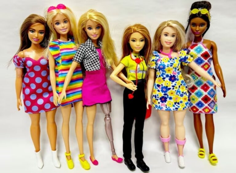 Πώς ο κόσμος της εργασίας ανάγκασε τη Barbie να «πετάξει» τα ψηλοτάκουνα