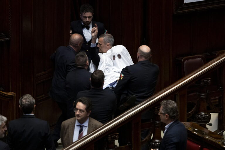 Ιταλική Βουλή: Απεβλήθη βουλευτής που ντύθηκε… φάντασμα