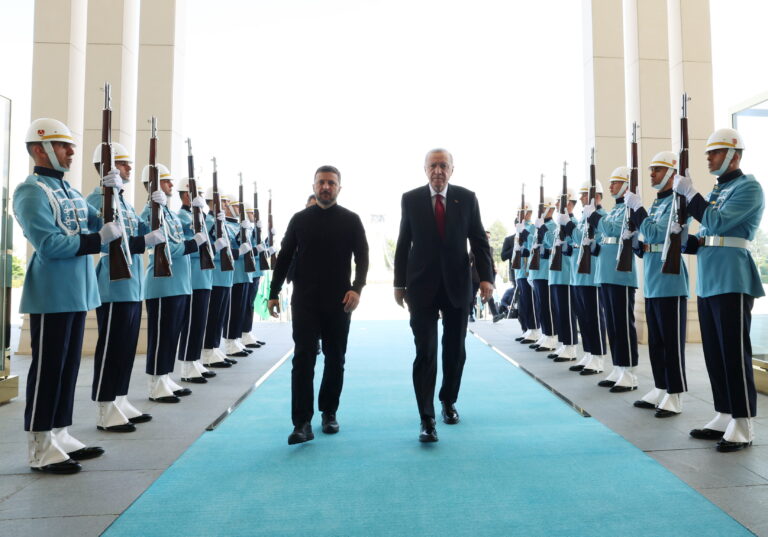 Η ρωσική αντιπροσωπεία συναντάται με τον Χακάν Φιντάν στα γραφεία της τουρκικής προεδρίας – Στα Τίρανα αύριο Ζελένσκι και Ερντογάν