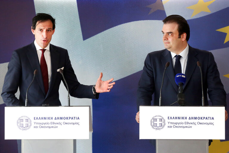 Συνάντηση Πιερρακάκη – Χούκστρα: Επιβολή τέλους 2€ στα δέματα από Κίνα και «ψηφιακός φόρος» – Η Ελλάδα έχει εξαρχής ταχθεί κατά των δασμών και υπέρ του ελεύθερου εμπορίου