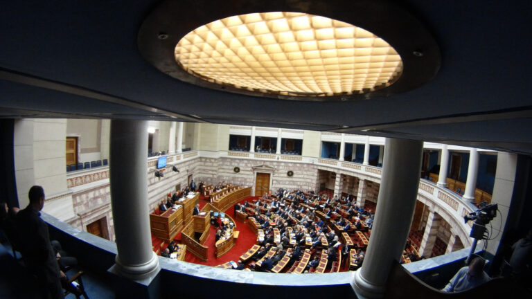 Στο «τραπέζι» η άρση μονιμότητας στο Δημόσιο – Ανάγκη για αναθεώρηση του άρθρου 103 του Συντάγματος λέει η κυβέρνηση, πότε τελειώνει η αξιολόγηση
