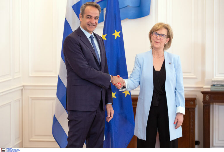 Συνάντηση Μητσοτάκη με την Επίτροπο Χρηματοοικονομικών Υπηρεσιών της ΕΕ – «Η Ελλάδα έχει αφήσει οριστικά πίσω της τα δύσκολα»