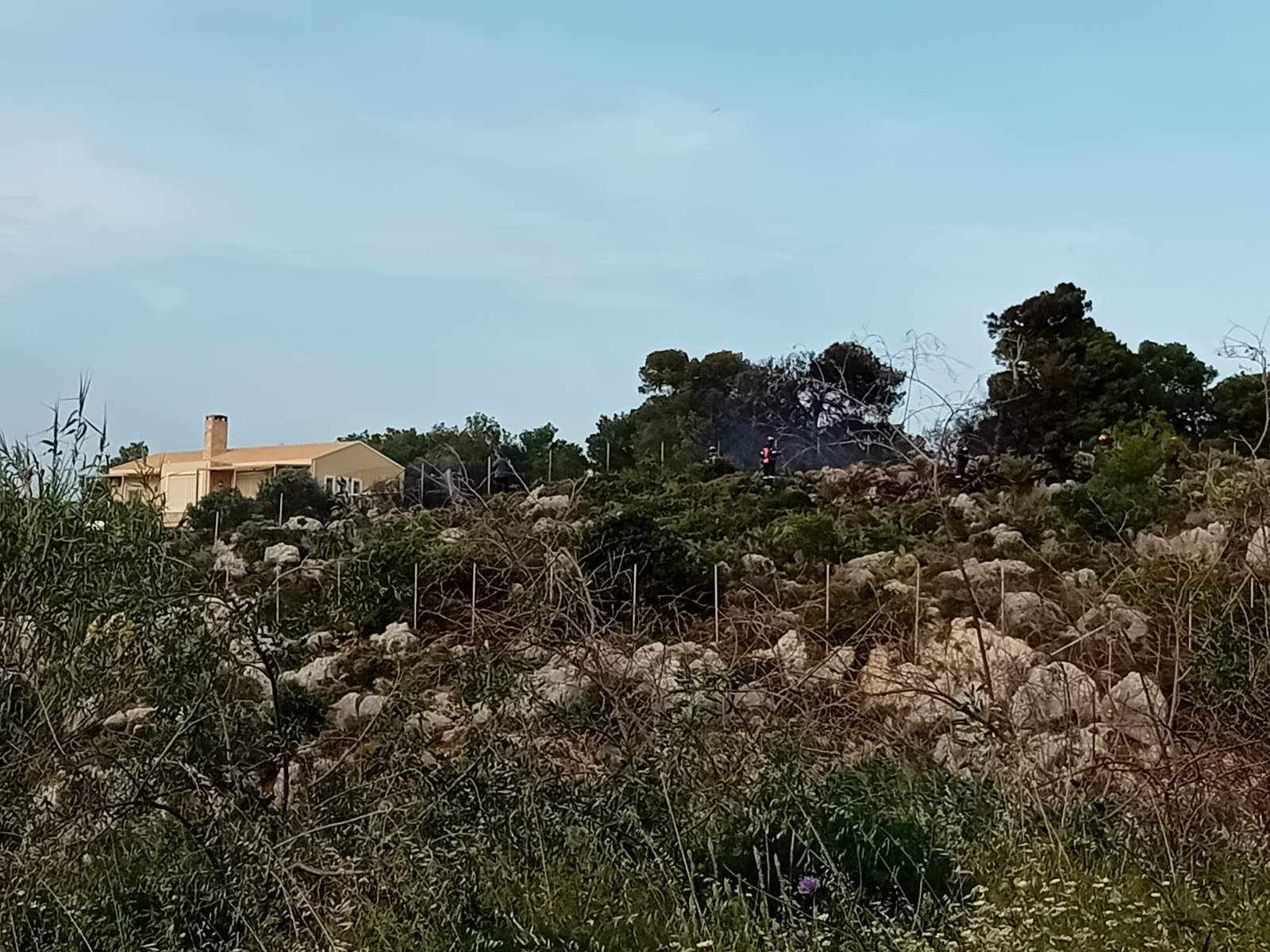 Πυρκαγιά στον Καλαθά Χανίων – Οριοθετήθηκε πριν απειλήσει σπίτια (βίντεο)