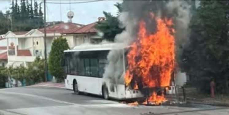 Κάηκε ολοσχερώς λεωφορείο του ΚΤΕΛ Σερρών στη Θεσσαλονίκη