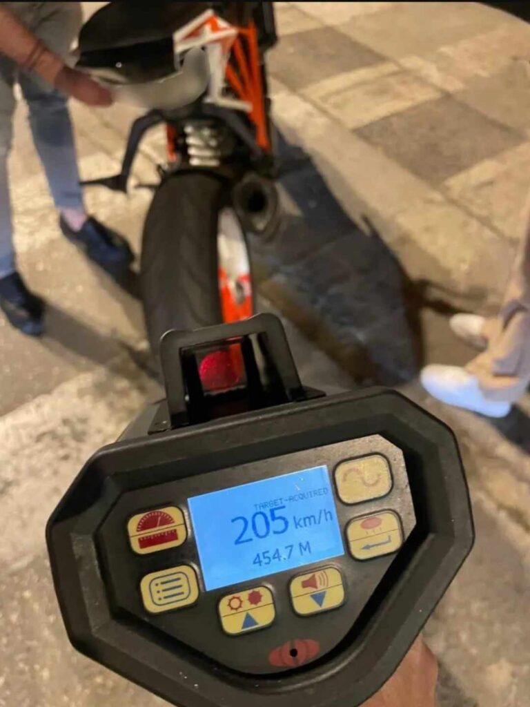 Συνελήφθη οδηγός μηχανής που έτρεχε με 205 χλμ. στη Λεωφόρο Βουλιαγμένης