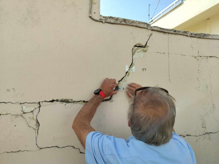 Ηράκλειο: Αυτοψία Λέκκα στις Βούτες μετά τα 6 Ρίχτερ – Συνεχίζονται οι έλεγχοι στατικότητας Σχολείων και δημοσίων κτιρίων στην πόλη