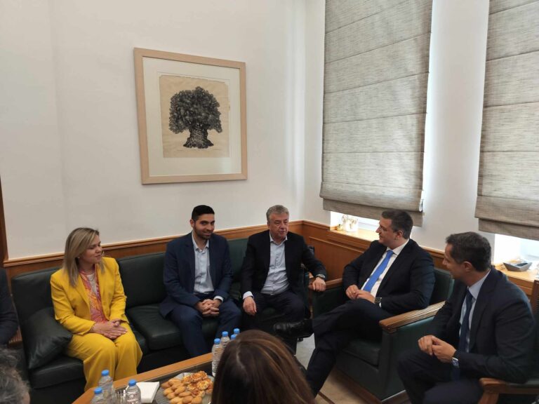 Ηράκλειο: Σύσκεψη Απ. Τζιτζικώστα με περιφερειάρχη Κρήτης και παράγοντες του τουρισμού
