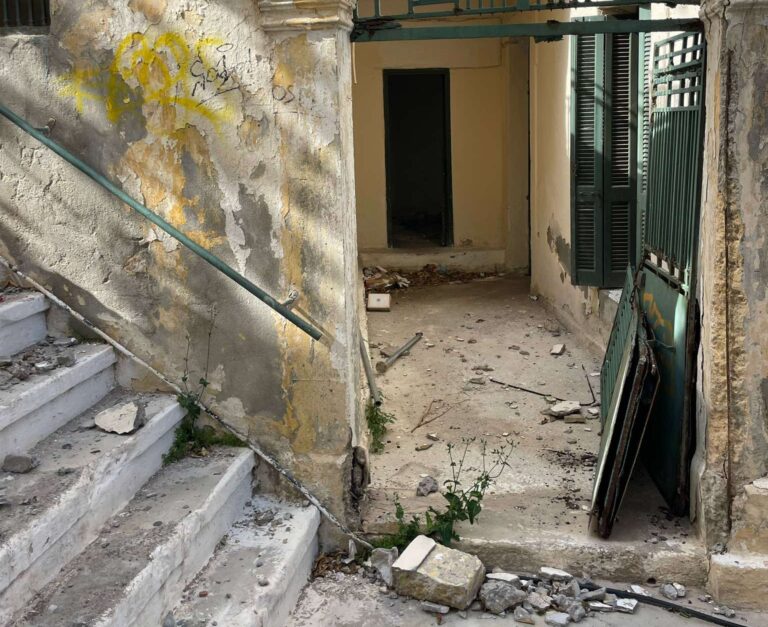 Άγιος Νικόλαος: Εικόνες εγκατάλειψης στο ιστορικό “Φρουραρχείο” – Σε εξέλιξη διαγωνισμός από την Εταιρεία του Δημοσίου – Αντιδρά ο δήμος