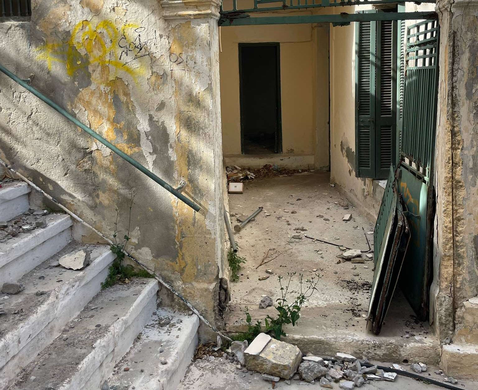 Άγιος Νικόλαος: Εικόνες εγκατάλειψης στο ιστορικό “Φρουραρχείο” – Σε εξέλιξη διαγωνισμός από την Εταιρεία του Δημοσίου – Αντιδρά ο δήμος