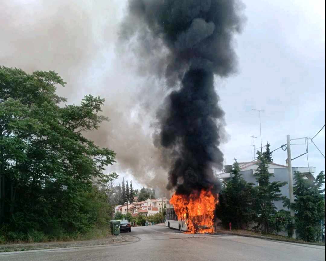 Θεσσαλονίκη: Πυρκαγιά σε λεωφορείο στο Πανόραμα χωρίς τραυματίες