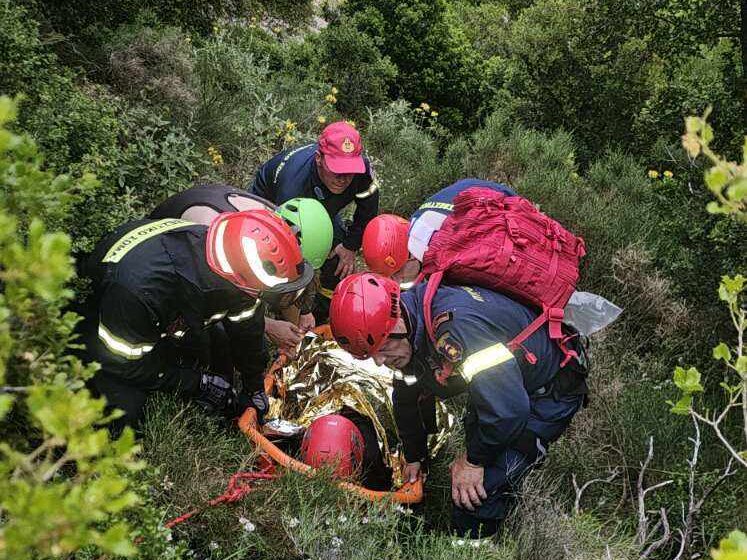 Γάλλος πεζοπόρος τραυματίστηκε σε φαράγγι της Αχαΐας – Επιχείρηση της 6ης ΕΜΑΚ για τη μεταφορά του