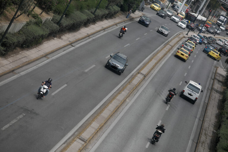 Νέος Κ.Ο.Κ.: Αλλαγές σε όρια ταχύτητας και συνεπιβάτες μηχανών, ιλιγγιώδη πρόστιμα για κινητό και «κόντρες»