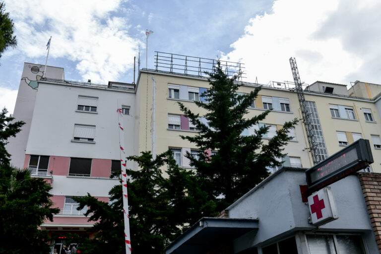 Πεντάχρονο αγοράκι τραυματίστηκε από πτώση σε φωταγωγό στην Αγία Βαρβάρα – Ποια η κατάσταση της υγείας του
