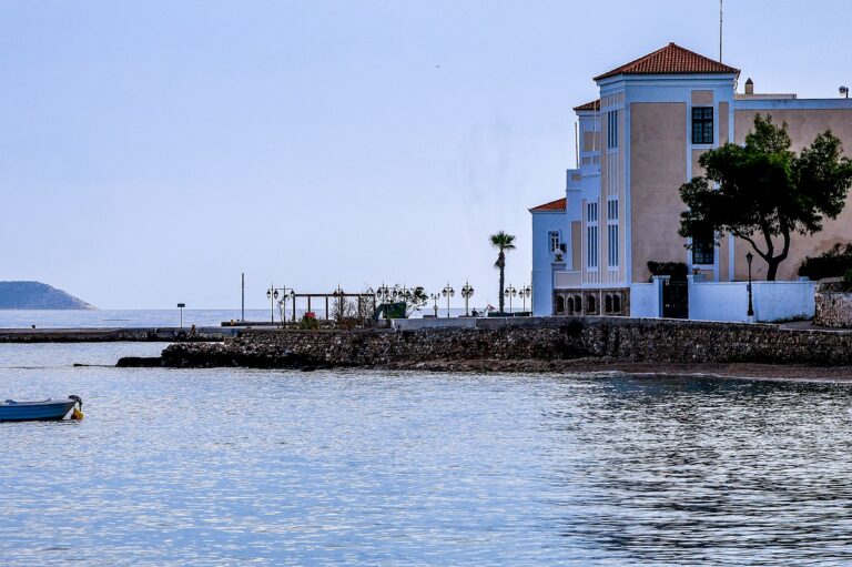 Αυστηροποιείται το πλαίσιο για τα τροχοφόρα σε Ύδρα και Σπέτσες – Τι αποφασίστηκε στη σύσκεψη στο Μέγαρο Μαξίμου
