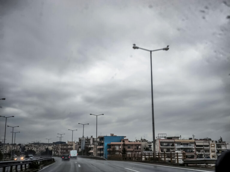Aίθριος o καιρός, με πρόσκαιρες νεφώσεις και πιθανότητα βροχής – Σε Κρήτη και νότια Δωδεκάνησα καταιγίδες μέχρι το απόγευμα