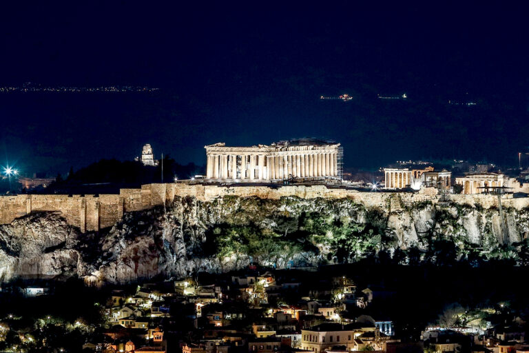 Εισαγγελική παρέμβαση για το drone show πάνω από την Ακρόπολη – Μη νόμιμη διαδικασία, λέει η Λίνα Μενδώνη