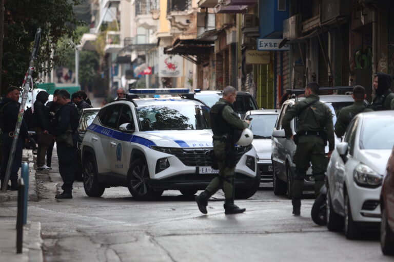 Μεγάλη επιχείρηση της Δίωξης Ναρκωτικών στην Αγία Βαρβάρα: Βρέθηκαν σάκοι με μετρητά – Πάνω από 10 προσαγωγές
