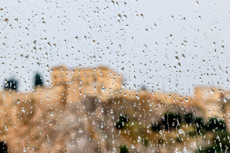 Καιρός: Υψηλές θερμοκρασίες, συννεφιά και τοπικές βροχές στα βόρεια – Πρόγνωση από την Α. Τυράσκη