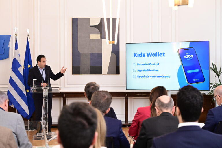 Δ. Παπαστεργίου για Kids Wallet: Δεν πρόκειται για μέσο επιτήρησης – Είναι εργαλείο υπεύθυνης χρήσης και ενισχύει τον ρόλο των γονιών
