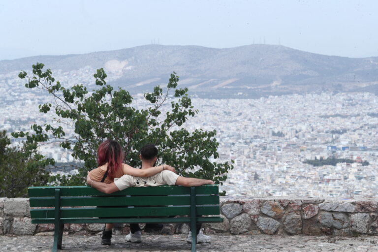 Καιρός: Τοπικές βροχές και βαθμιαία πτώση της θερμοκρασίας το σαββατοκύριακο – Πρόγνωση από την Α. Τυράσκη