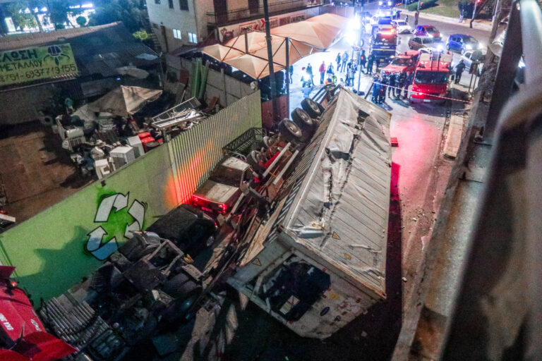 Τροχαίο στην Πέτρου Ράλλη: Εξετάζεται η πιθανότητα να υπήρξε πρόβλημα στο λάστιχο της νταλίκας που έπεσε από τη γέφυρα