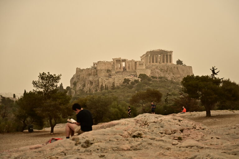 Αφρικανική σκόνη σκεπάζει το λεκανοπέδιο: Θολό το κέντρο της Αθήνας – Αποπνικτική ατμόσφαιρα σε Κρήτη και Καλαμάτα