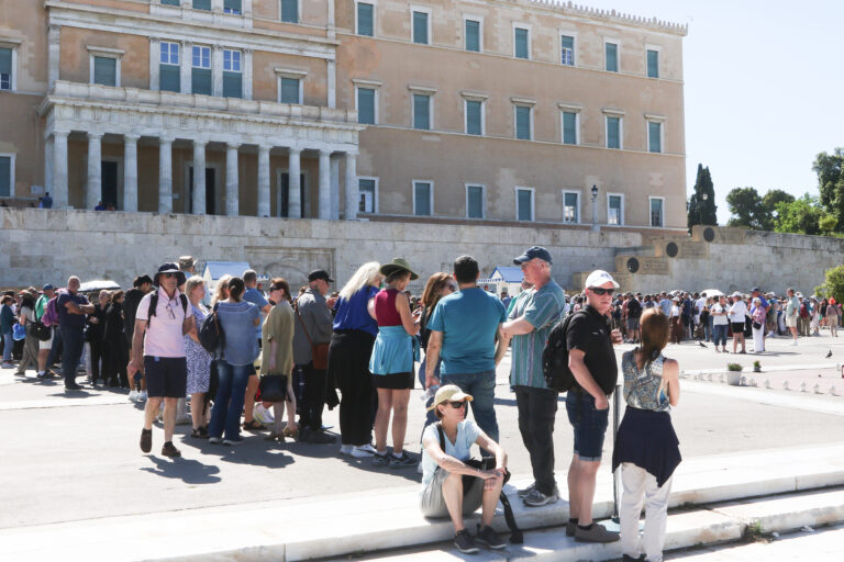 Εκατοντάδες επισκέπτες «πλημμύρισαν» το Σύνταγμα για την αλλαγή φρουράς στον Άγνωστο Στρατιώτη