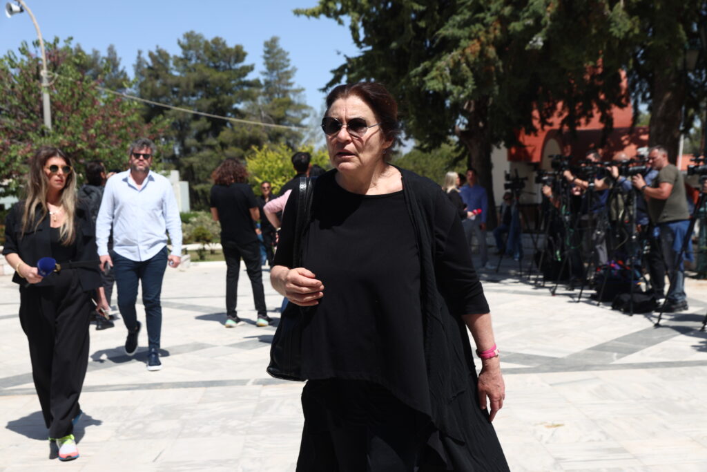 Νίκος Γαλανός: Συγκίνηση και πλήθος κόσμου στο τελευταίο αντίο στον σπουδαίο ηθοποιό
