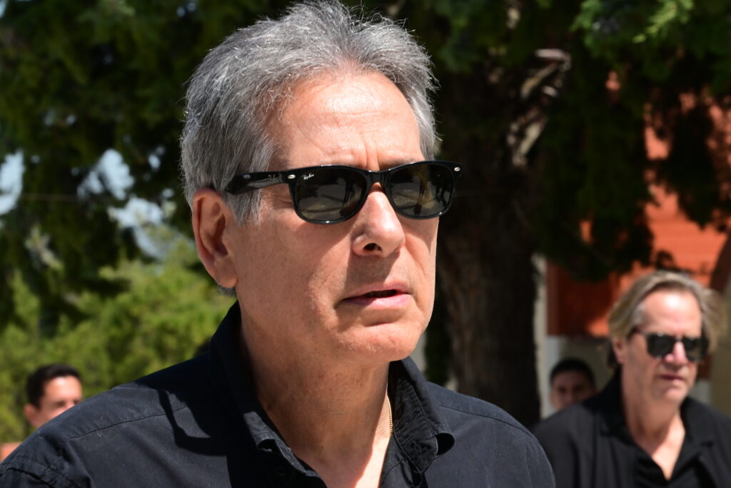 Νίκος Γαλανός: Συγκίνηση και πλήθος κόσμου στο τελευταίο αντίο στον σπουδαίο ηθοποιό