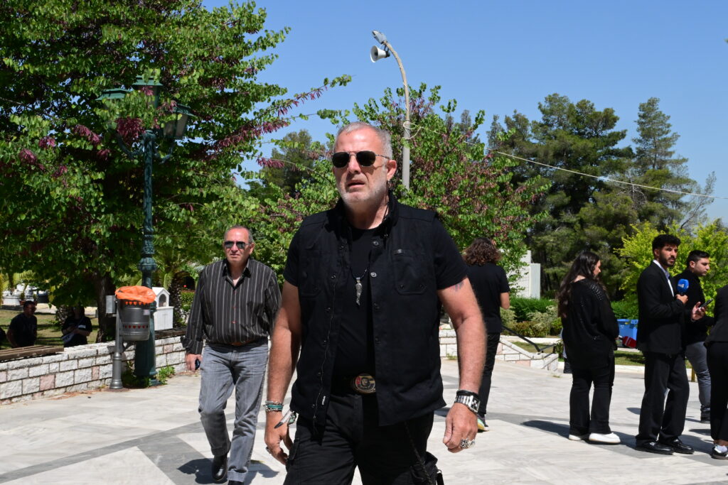 Νίκος Γαλανός: Συγκίνηση και πλήθος κόσμου στο τελευταίο αντίο στον σπουδαίο ηθοποιό
