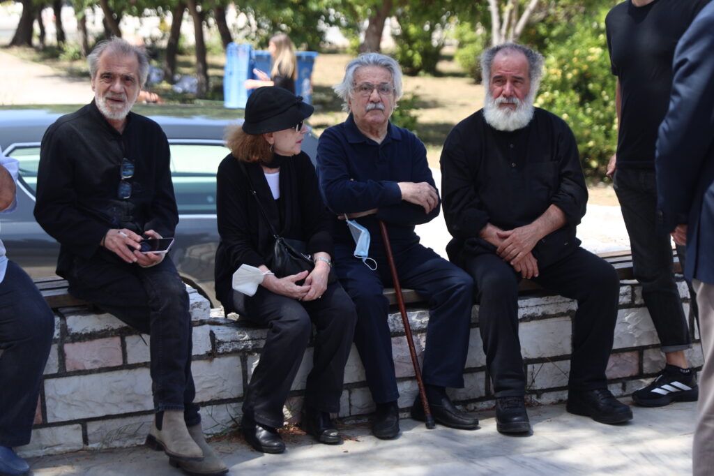 Νίκος Γαλανός: Συγκίνηση και πλήθος κόσμου στο τελευταίο αντίο στον σπουδαίο ηθοποιό