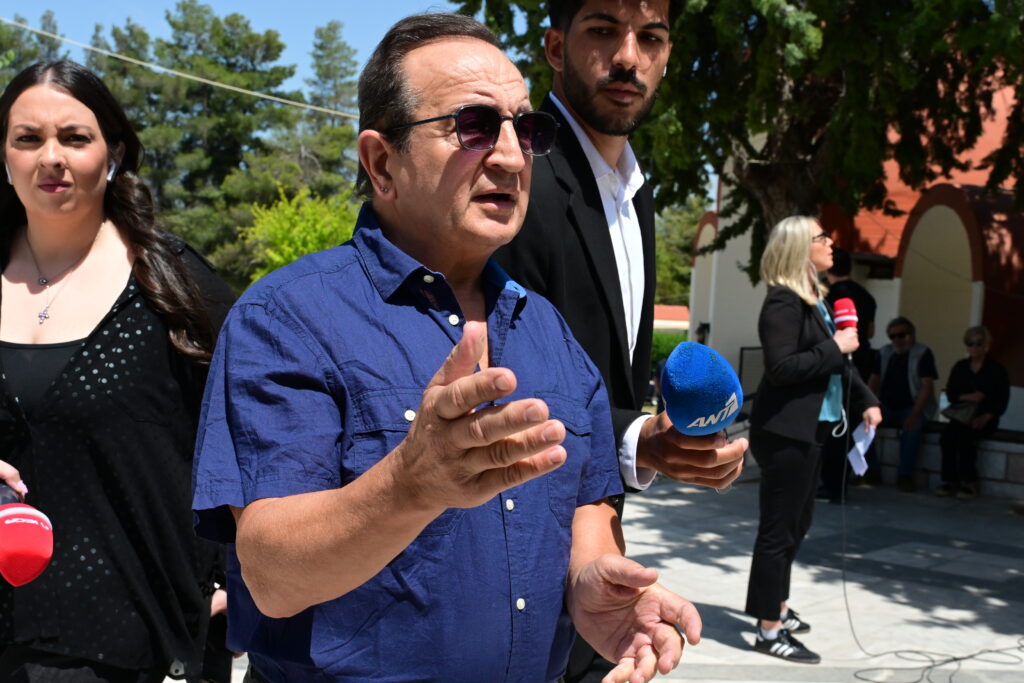 Νίκος Γαλανός: Συγκίνηση και πλήθος κόσμου στο τελευταίο αντίο στον σπουδαίο ηθοποιό