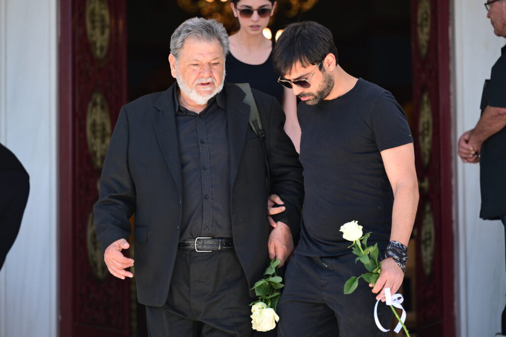 Νίκος Γαλανός: Συγκίνηση και πλήθος κόσμου στο τελευταίο αντίο στον σπουδαίο ηθοποιό
