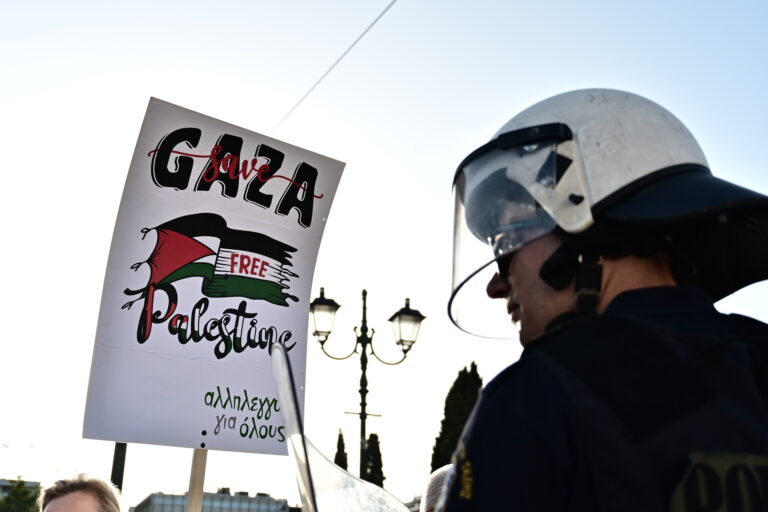 Χιλιάδες διαδηλωτές στη συγκέντρωση αλληλεγγύης για την Παλαιστίνη στο Σύνταγμα